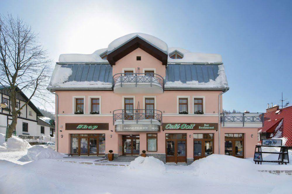 Wellness Hotel Grand Špindlerŭv Mlýn Exteriör bild